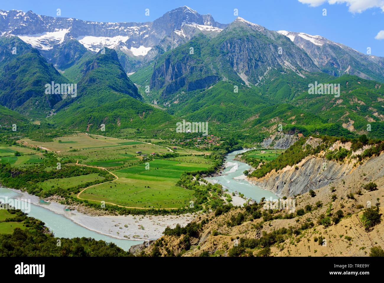 Fluss Vjosa in der Nähe von Kanicol und Gebirge Nemeckes, Albanien, Kanicol Stockfoto