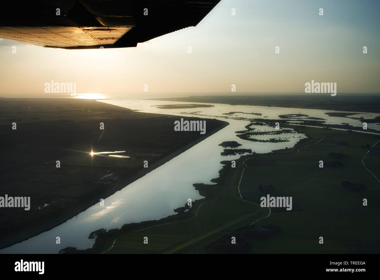 Luftbild des Flusses IJssel in das IJsselmeer, Niederlande fließt Stockfoto