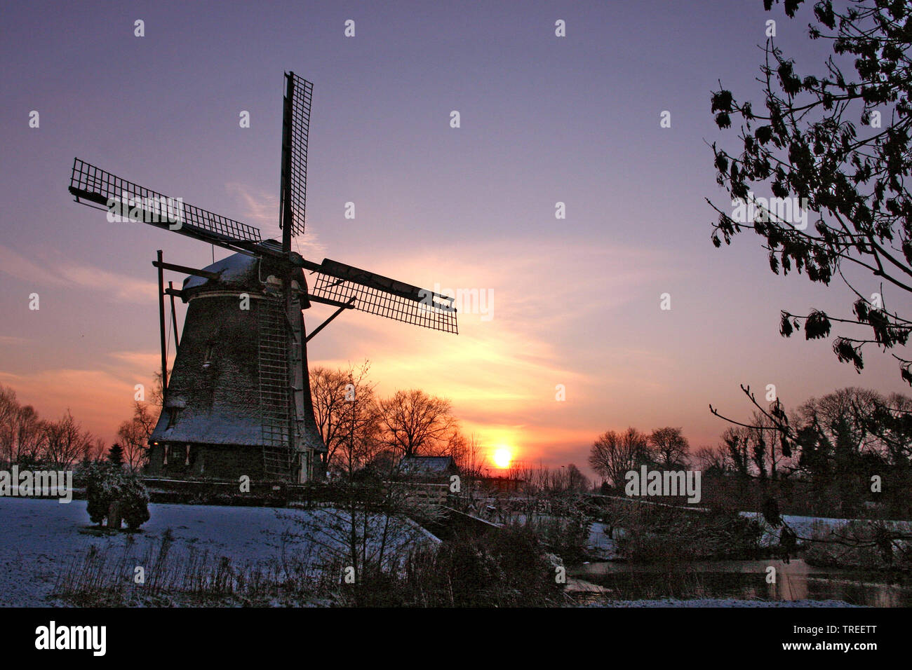 Riekermolen Mühle bei Sonnenuntergang, Niederlande, Amsterdam Stockfoto