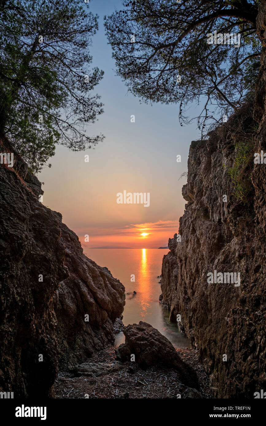 Adria Küste bei Sonnenuntergang, Kroatien, Halbinsel Peljesac Stockfoto