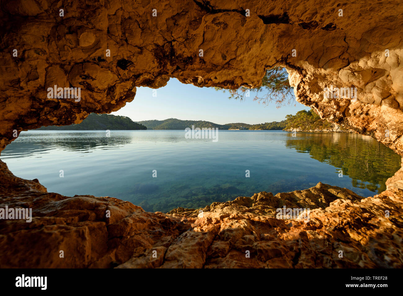 Blick aus einer Karsthöhle zum Großen See im Nationalpark Mljet, Kroatien, Nationalpark Mljet Stockfoto