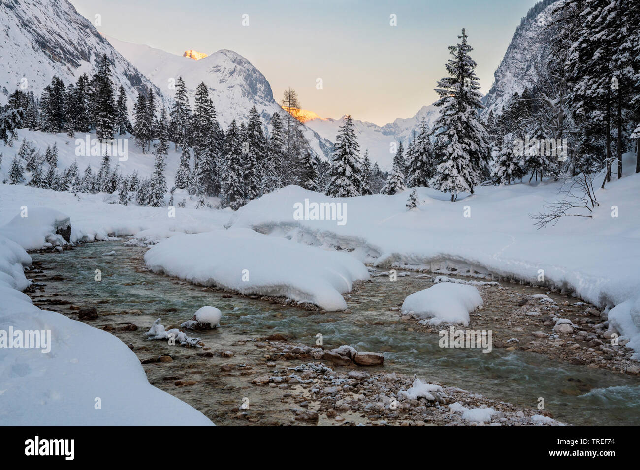 Oberlauf der Isar im Winter, Österreich, Tirol, Karwendel Stockfoto