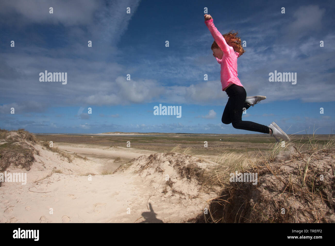 Springen kid in den Dünen auf Texel, Niederlande, Texel, De Slufter Stockfoto