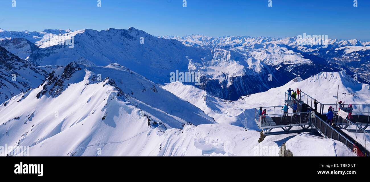 Panoramablick auf die Brücke auf der Oberseite des Aiguille Rouge Gipfel (3200m) im Skigebiet von Les Arcs in Tarentaise, Frankreich, Savoyen Stockfoto