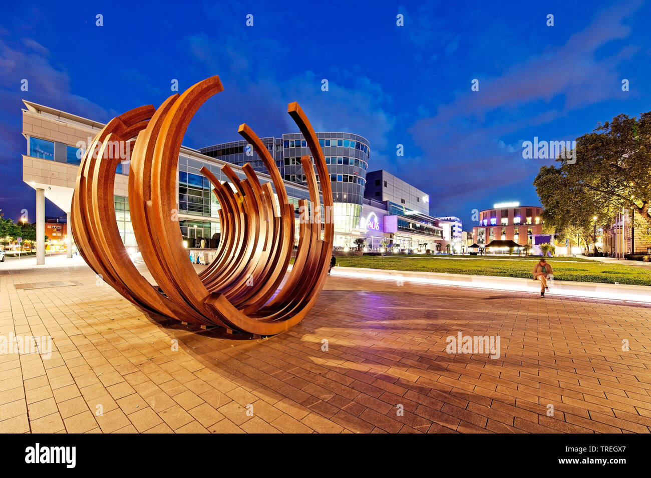 Skulptur 5 Bögen x5 in der Stadt am Abend, Deutschland, Nordrhein-Westfalen, Ruhrgebiet, Duisburg Stockfoto