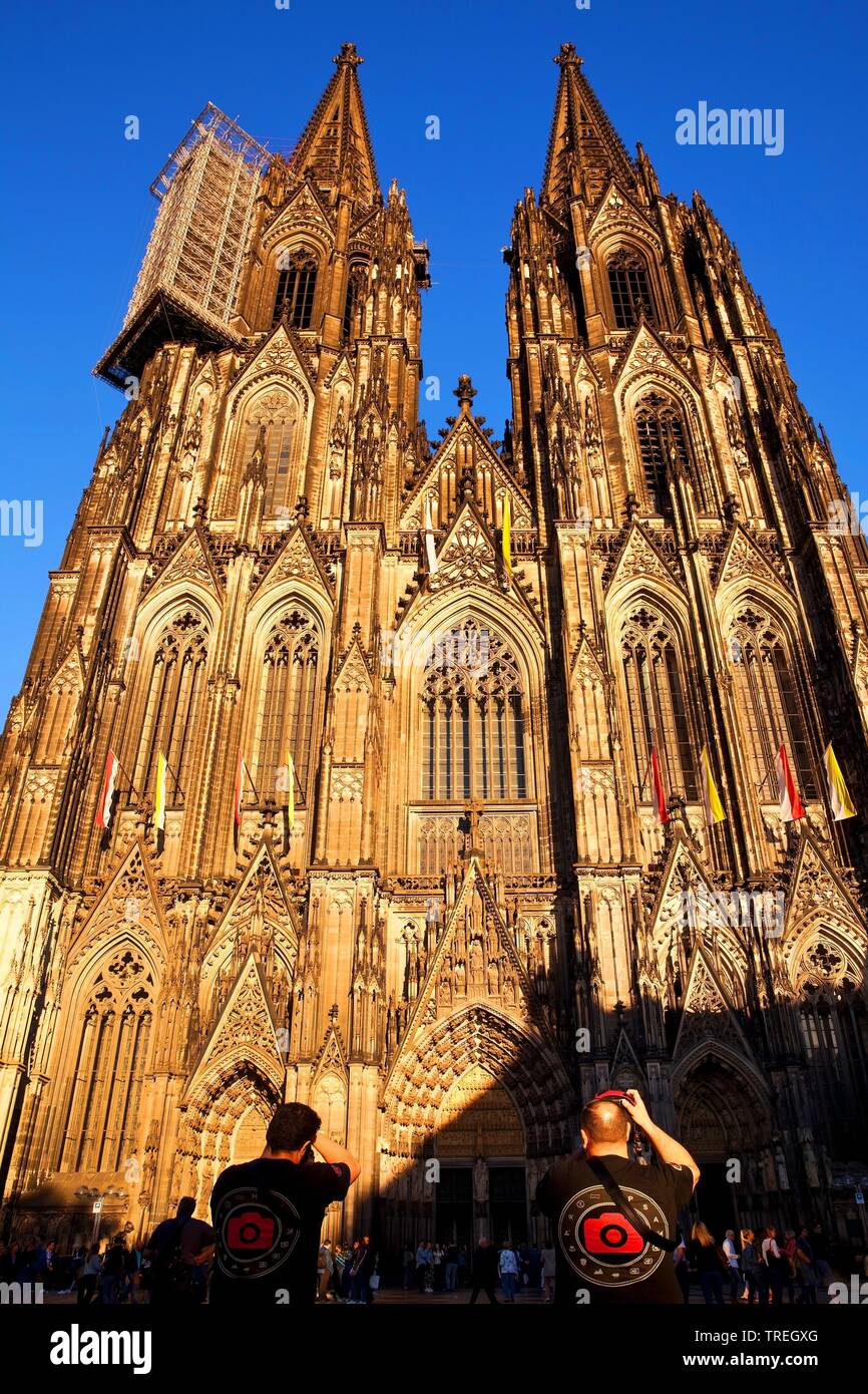Die Leute, die Fotos der Dom zu Köln, Deutschland, Nordrhein-Westfalen, Köln Stockfoto