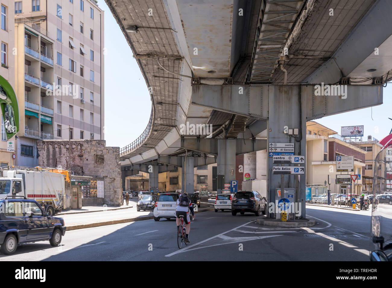 Genua, Italien - 16. Mai: der Verkehr fließt unter 60 skyway vorbei Stadterneuerung Meer Stadt historischen Hafen. Schuß an einem sonnigen Frühlingstag im Mai Stockfoto