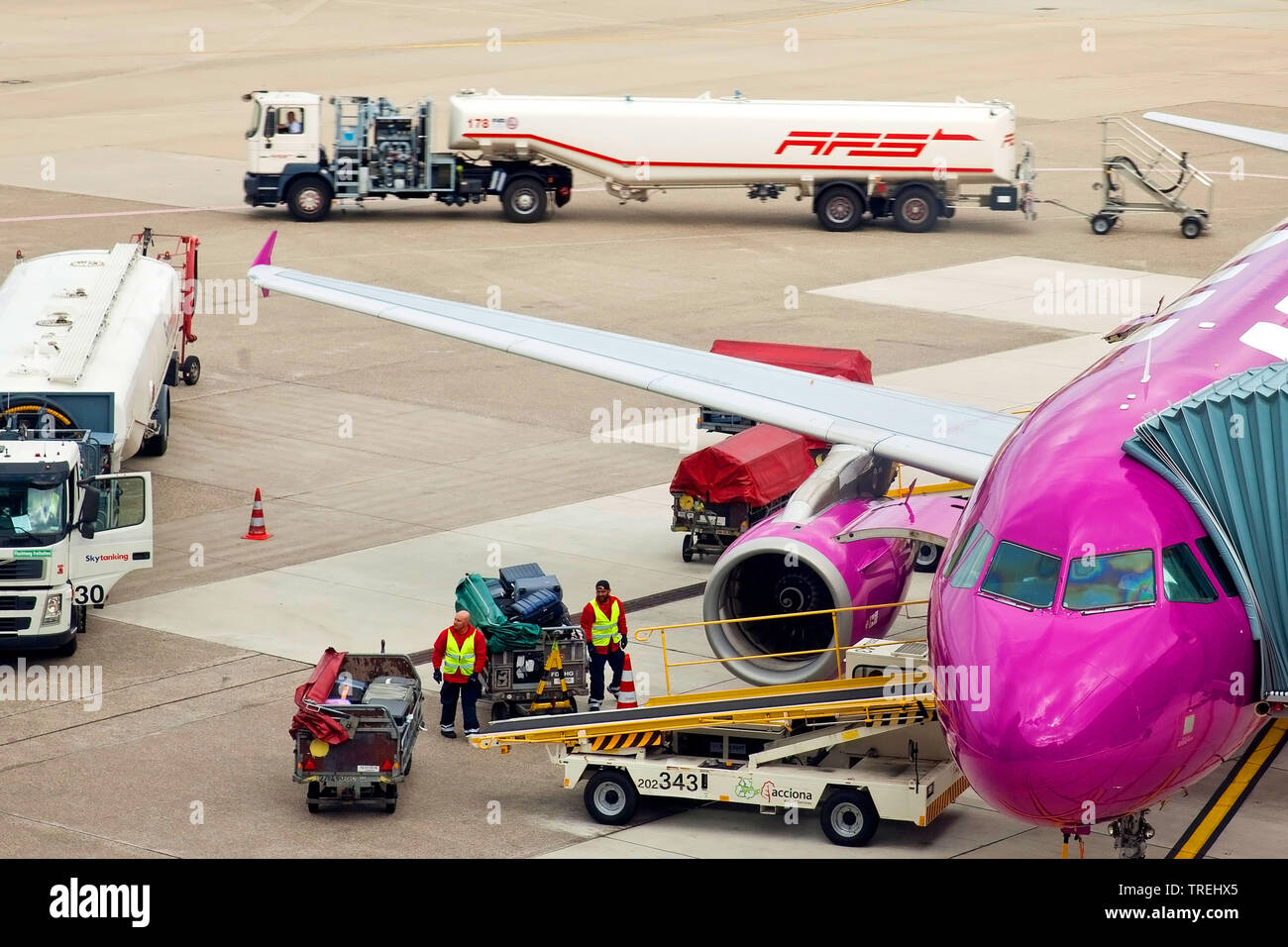Flugzeuge in die Docking Tor, Deutschland, Nordrhein-Westfalen, Düsseldorf Stockfoto