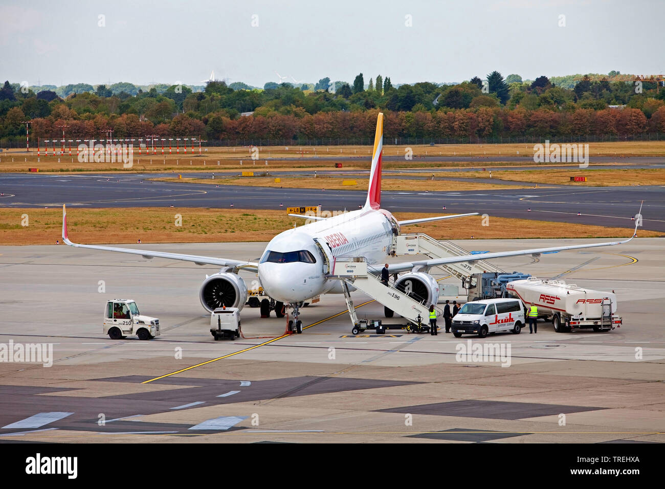 Flugzeuge auf der Startbahn, Deutschland, Nordrhein-Westfalen, Düsseldorf Stockfoto