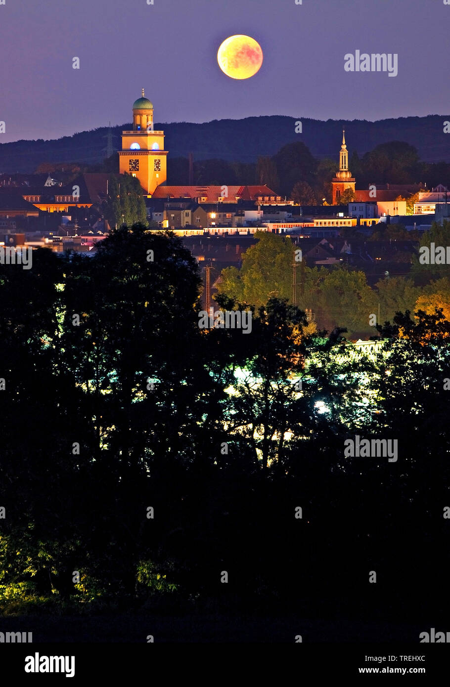 Super Mond über Witten mit Turm des Rathauses und Turm der Johanniskirche in der Nacht, Deutschland, Nordrhein-Westfalen, Ruhrgebiet, Witten Stockfoto