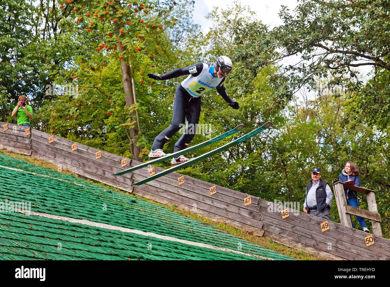 Skispringer kurz vor der Landung, Meinhardus Schanze im Sommer, Deutschland, Nordrhein-Westfalen, Sauerland, Meinerzhagen Stockfoto