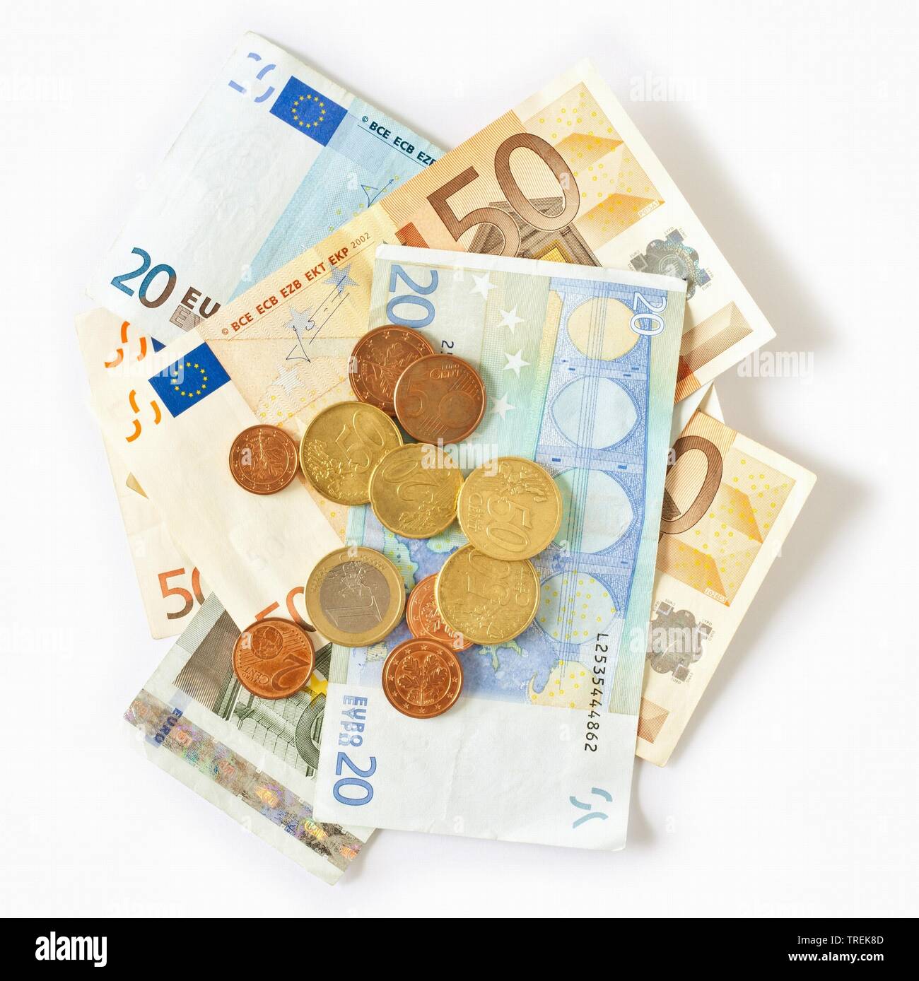 Euro-scheine und -Münzen vor weißem Hintergrund Stockfoto