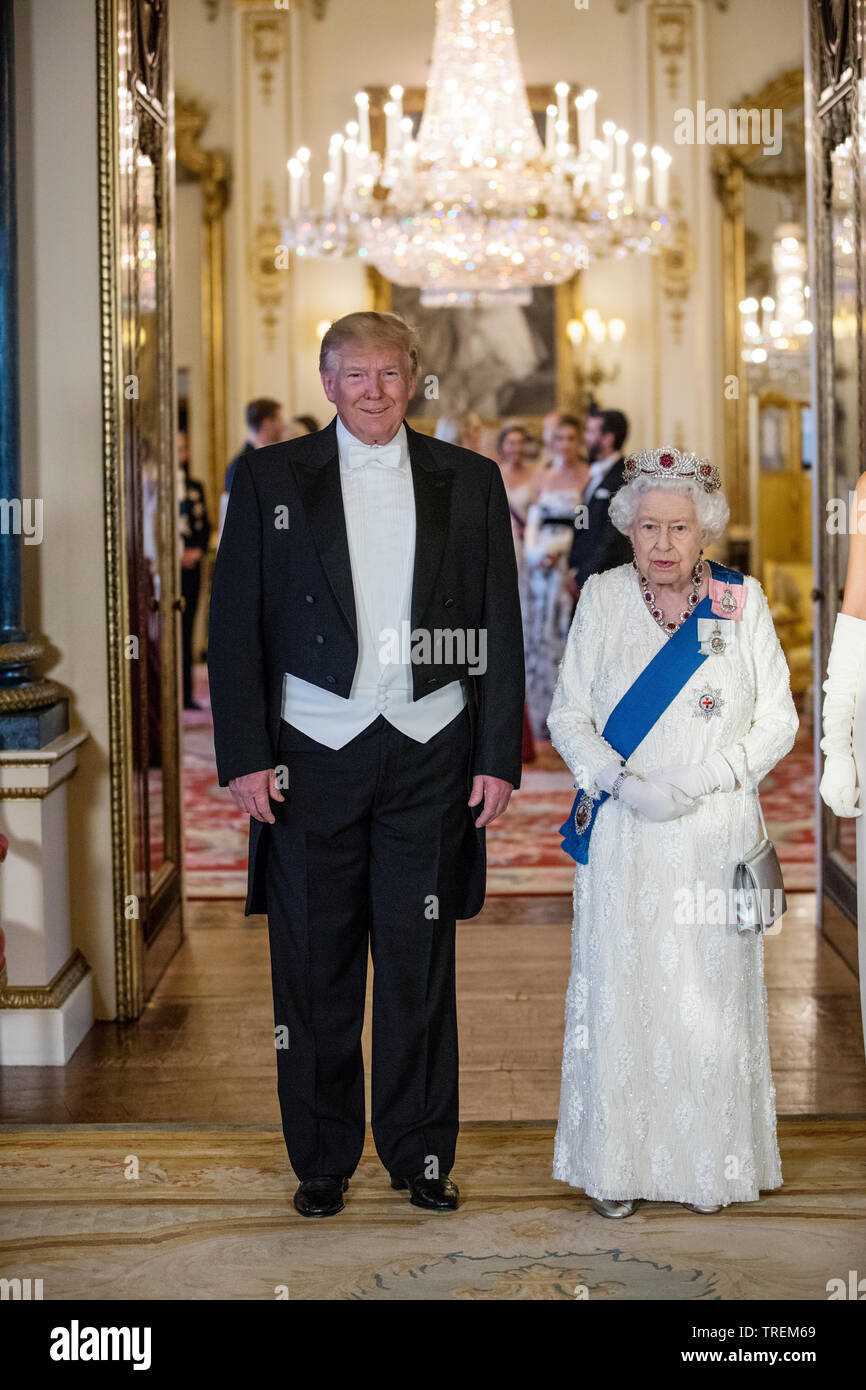 HRM Queen Elizabeth II, mit Präsident Donald Trump Line up für den Staat und Veranstaltungsräume formale Gruppenfoto, Buckingham Palace, London, Großbritannien Stockfoto