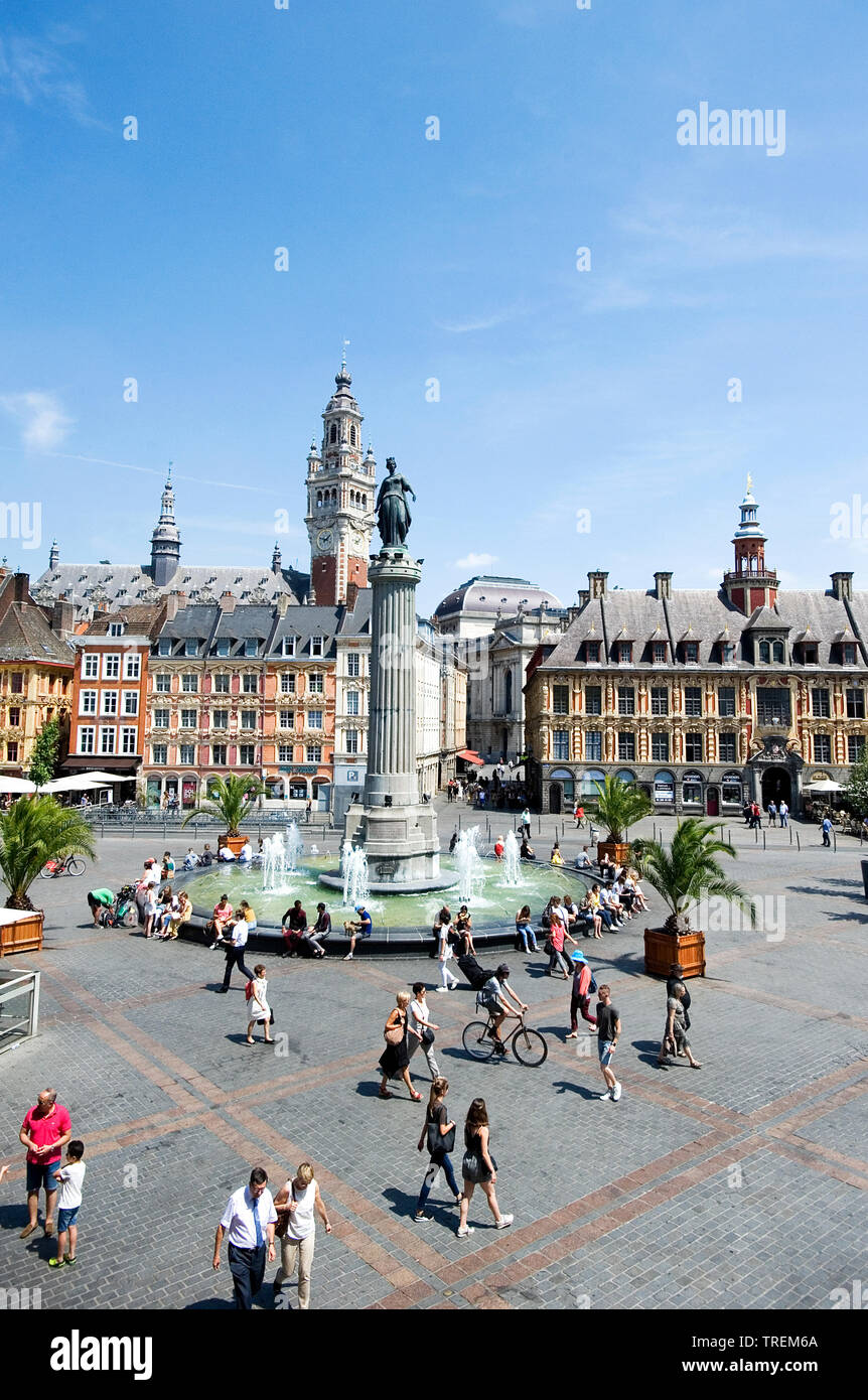 Lille (Nordfrankreich): Immobilien im Herzen der Stadt mit Menschen sitzen durch einen Brunnen und Gebäude mit typischen Fassaden, Flämischen arc Stockfoto