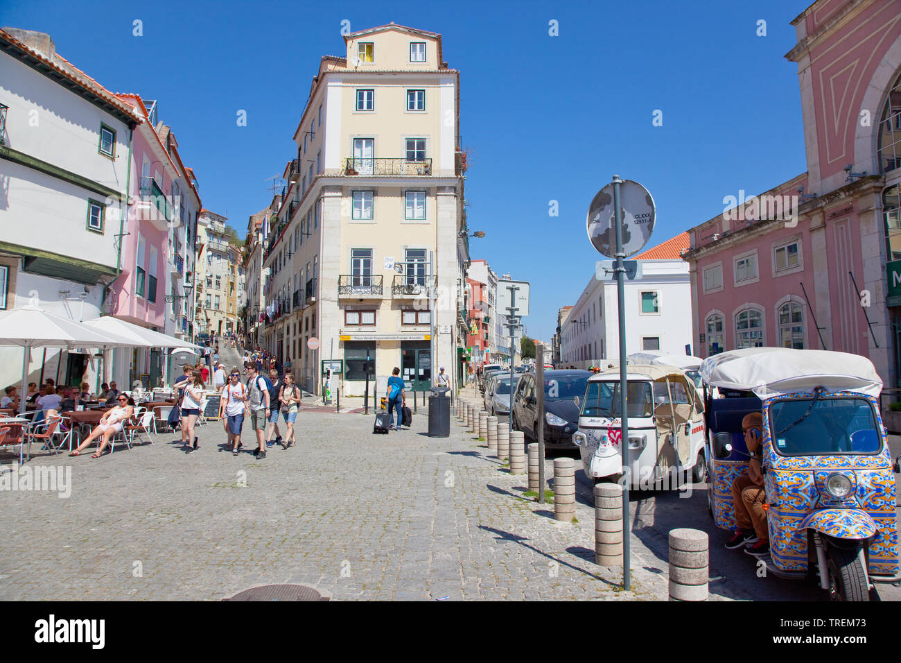 Alfama, Lissabon, Portugal, Estredmadura Bezirk, Touristen zu Fuß vorbei an Cafés im Freien. Stockfoto