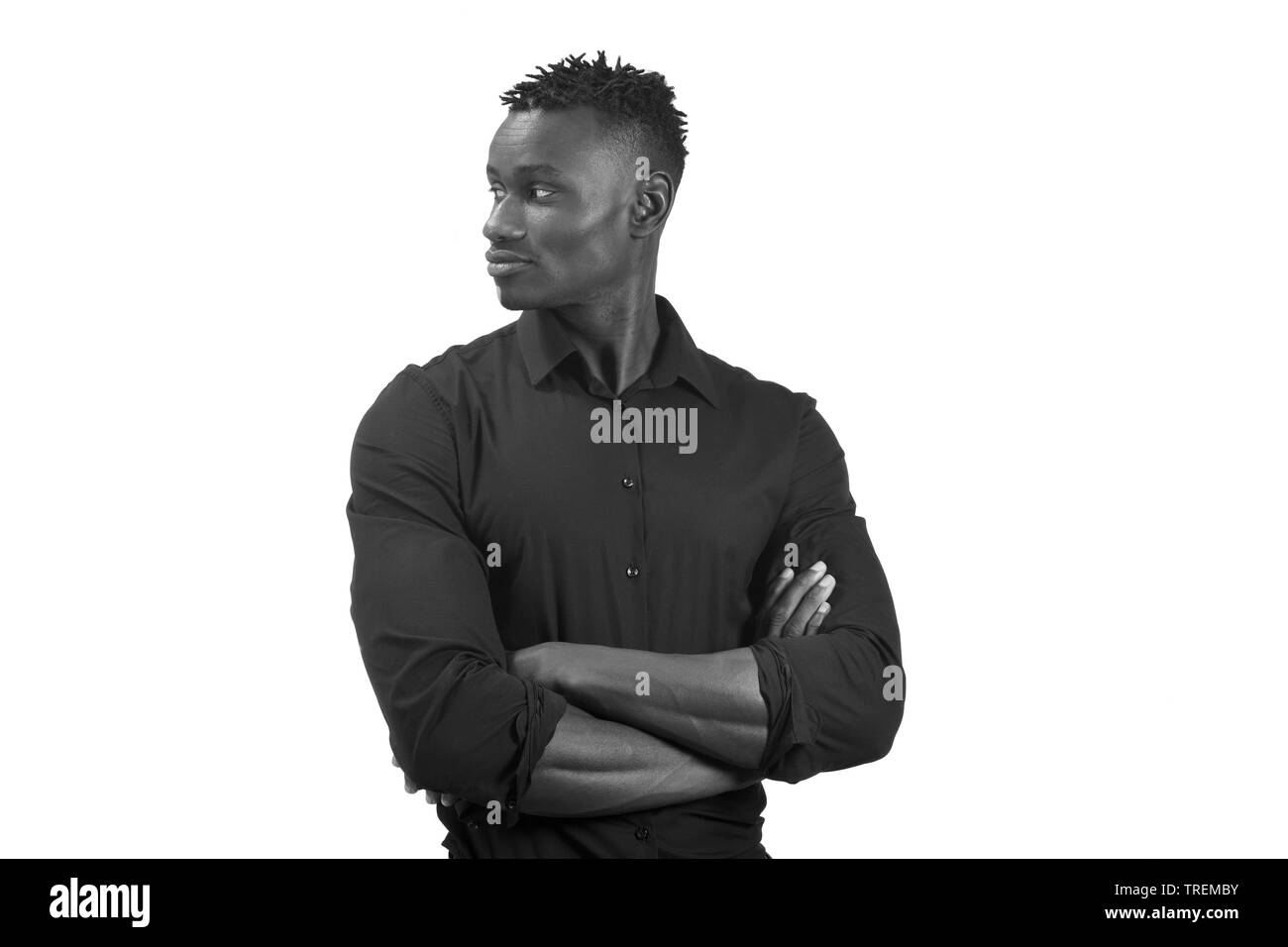 Porträt eines afrikanischen Mann mit verschränkten Armen und Suchen auf die Seite zurück und weiß Stockfoto