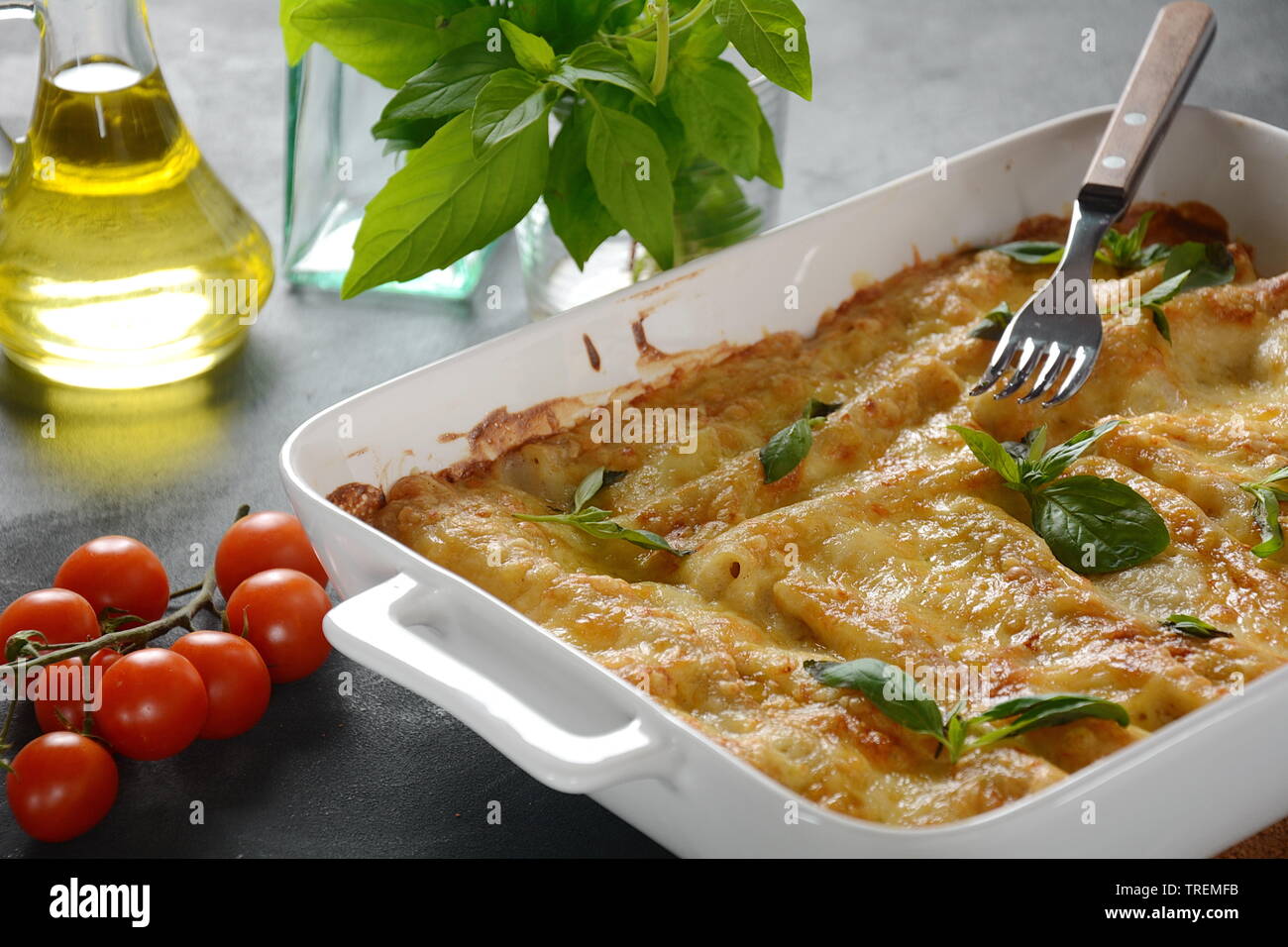 Cannelloni Pasta gefüllt mit Spinat, Champignons, Ricotta und Soße ... Cannelloni Pasta gefüllt mit Spinat, Champignons, Ricotta und Soße ...