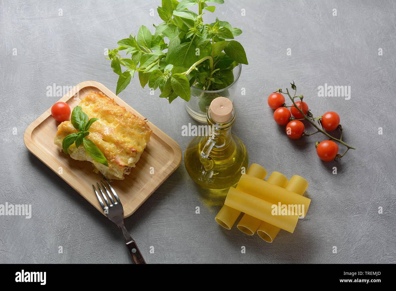 Cannelloni Pasta gefüllt mit Spinat, Champignons, Ricotta und Soße ...