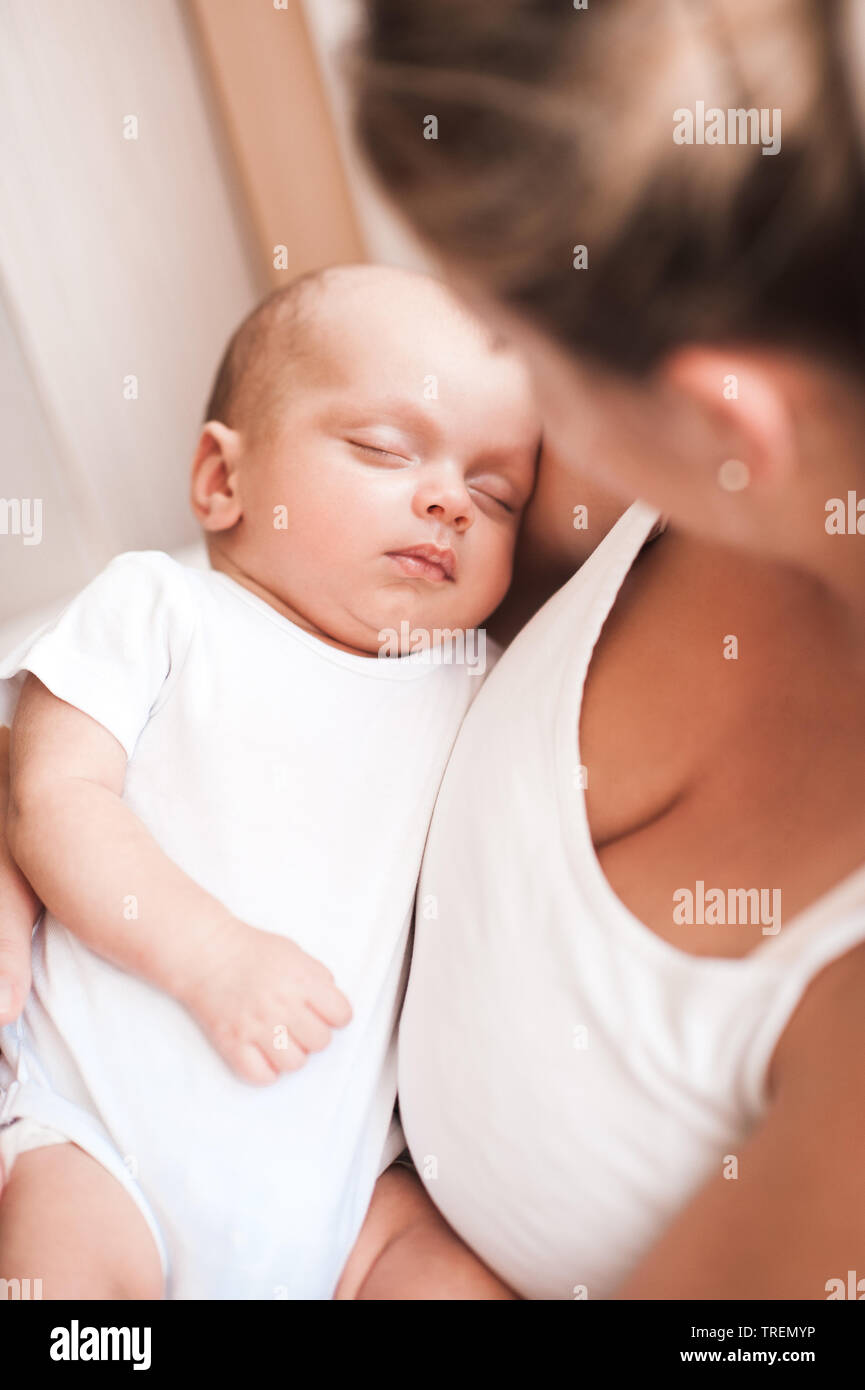 Schlafendes Kind auf Mutter Hände Nahaufnahme. Frau ihr Baby. Die Mutterschaft. Mutterschaft. Stockfoto