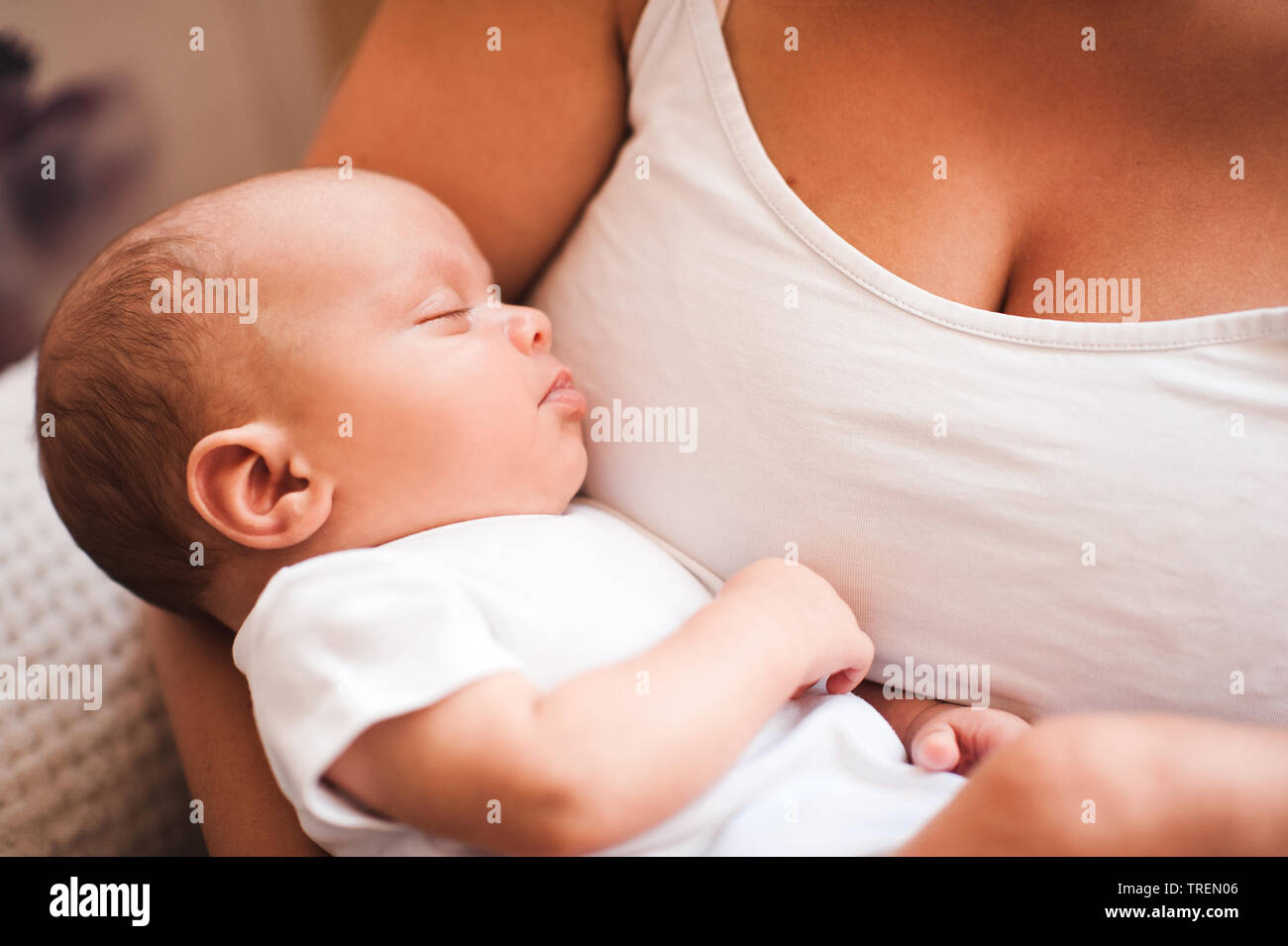 Schlafendes Baby liegend auf Mutter Cute hautnah. Die Mutterschaft. Mutterschaft. Stockfoto