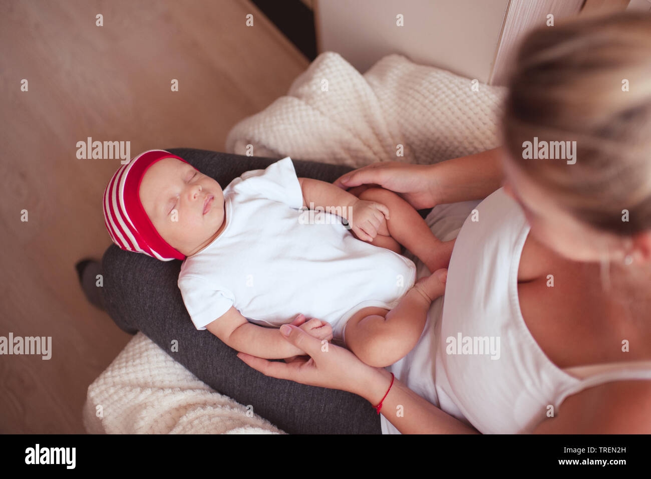 Mutter Holding Baby schlafen auf ihre Hände in die Zimmer. Die Mutterschaft. Mutterschaft. Stockfoto