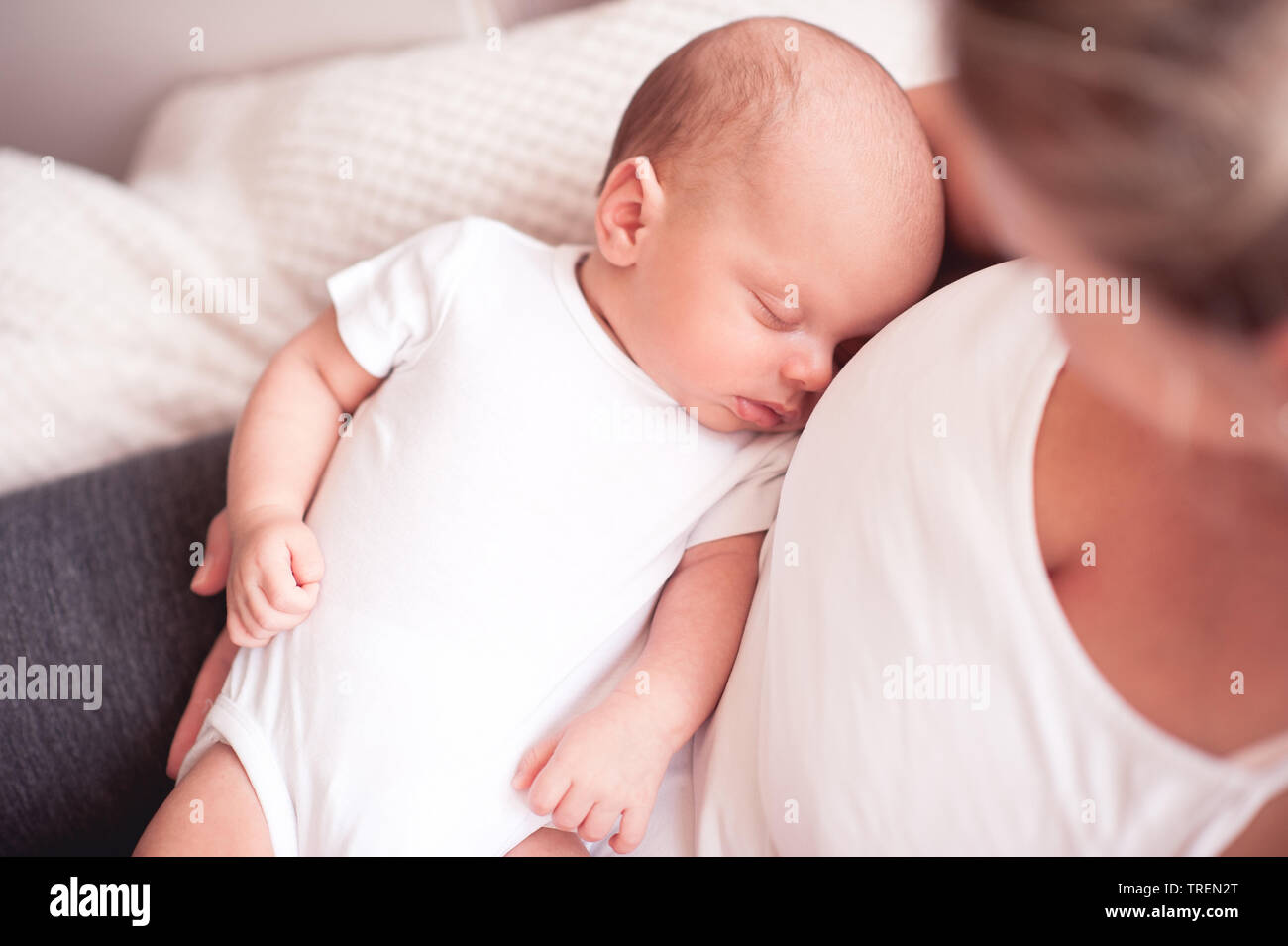 Baby Boy schlafen auf Mutter im Zimmer. Die Mutterschaft. Mutterschaft. Ansicht von oben. Stockfoto
