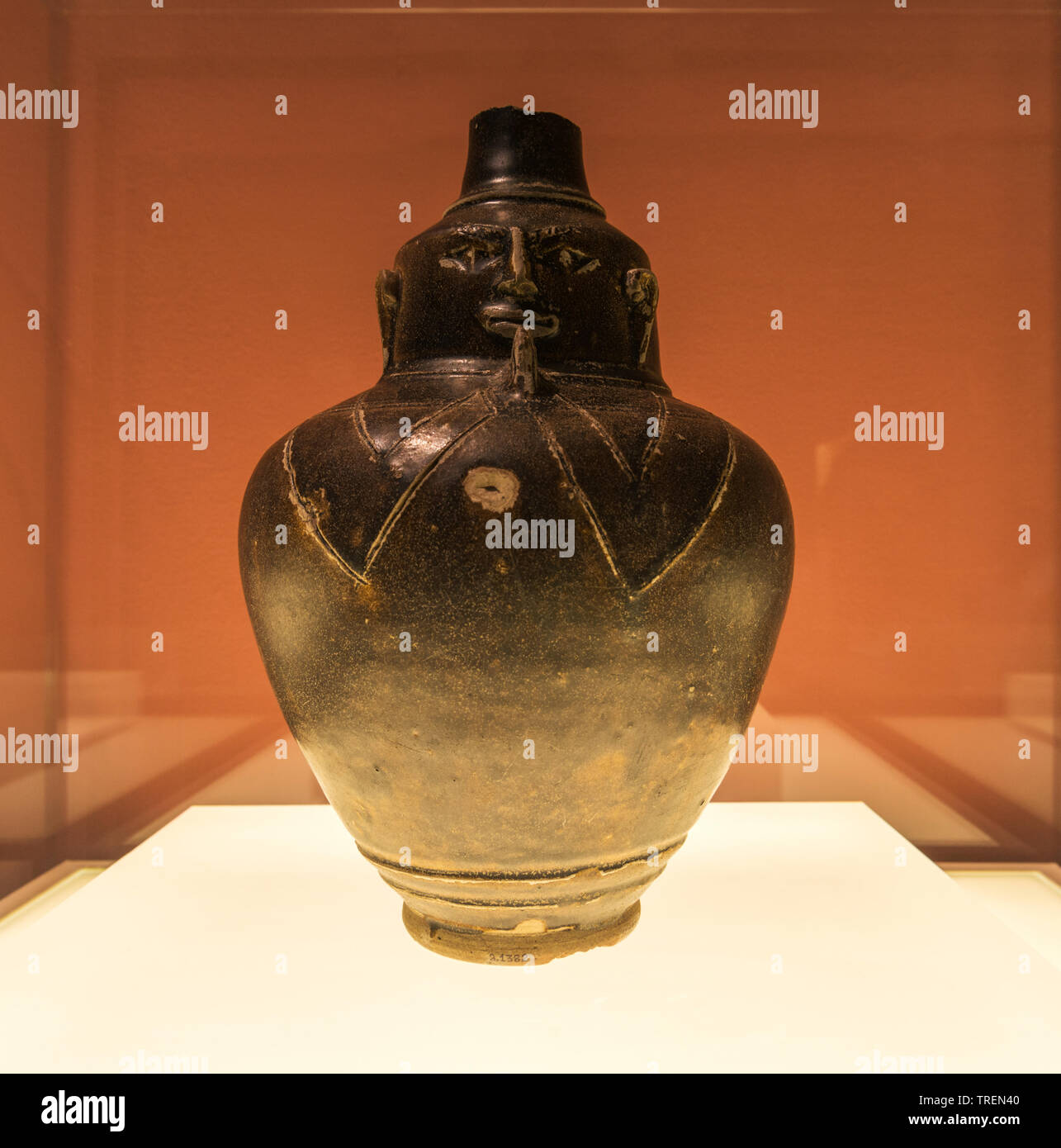 Flasche mit einem menschlichen Gesicht. Steingut. Angkor Periode. Nationalmuseum von Kambodscha Stockfoto