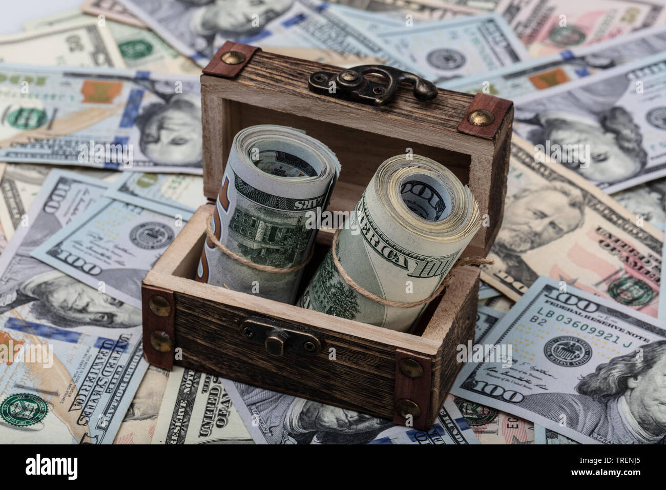 Amerikanische Dollar. Einen Stapel Hundert-Euro-Scheine. In der Nähe der neuen hundert Dollar Bill auf den weißen Hintergrund. Stockfoto