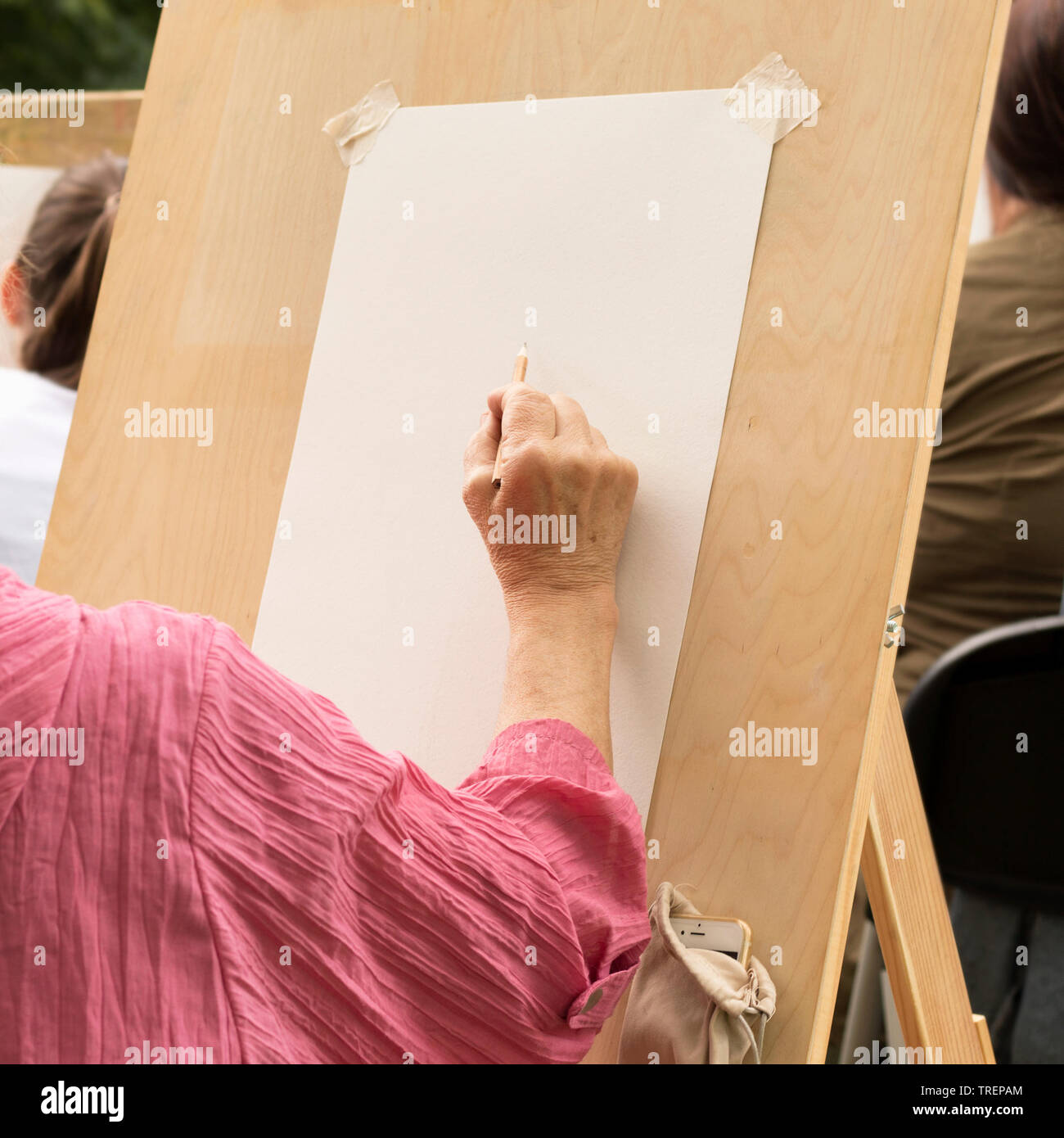 Ältere Frau zieht mit Bleistift Kunst Studio für ältere Menschen. Weibliche Hand und leeres Papier. Thema für Kreativität, Hobby für Rentner, der sozialen p Stockfoto