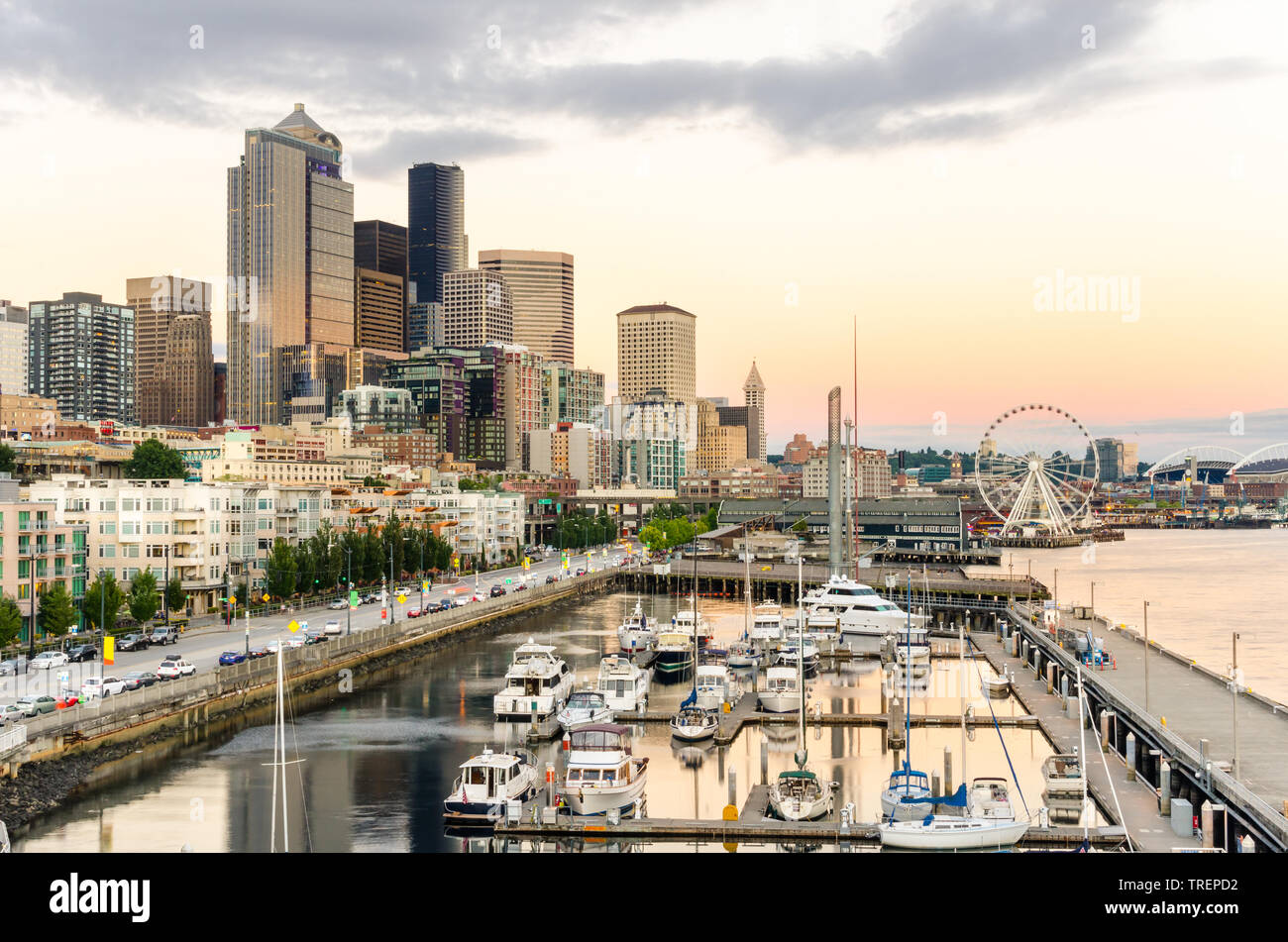 Blick auf Seattle Waterfront und der Innenstadt in der Dämmerung Stockfoto