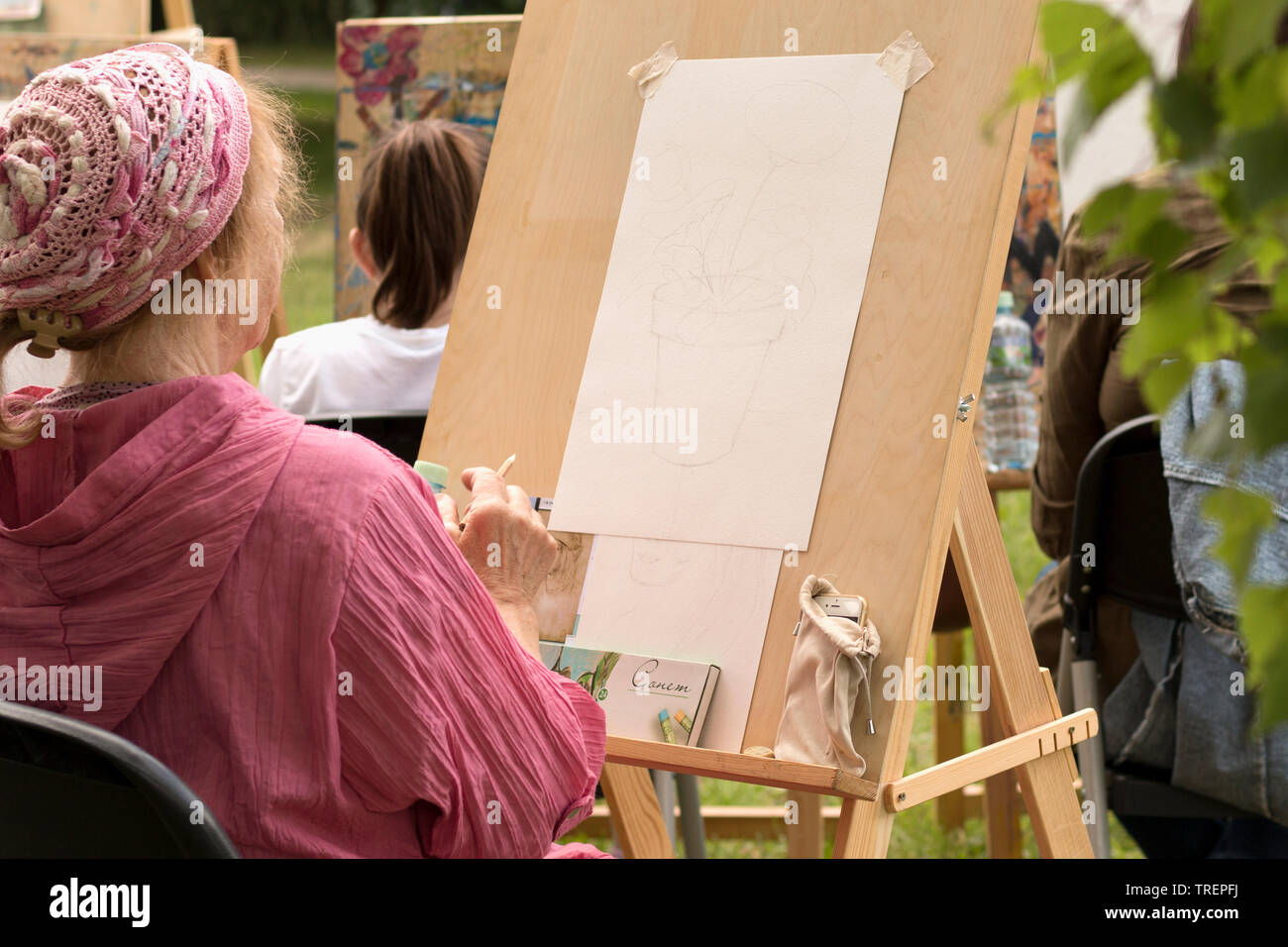 Moskau - Juni 1, 2019: Ältere Frau zieht Skizze an der Kunsthochschule Studio. Thema für Kunst Schule, Kreativität, Hobby für ältere Menschen Stockfoto