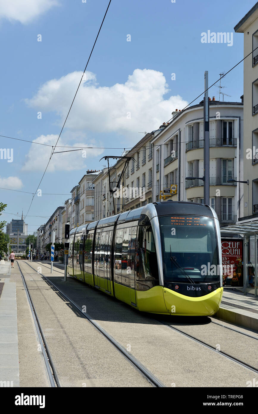 Brest (Bretagne, Frankreich): Straßenbahn in der Nähe des Goldenen Dreiecks, der sich im unteren Bereich des "Rue de Siam" Strasse Stockfoto