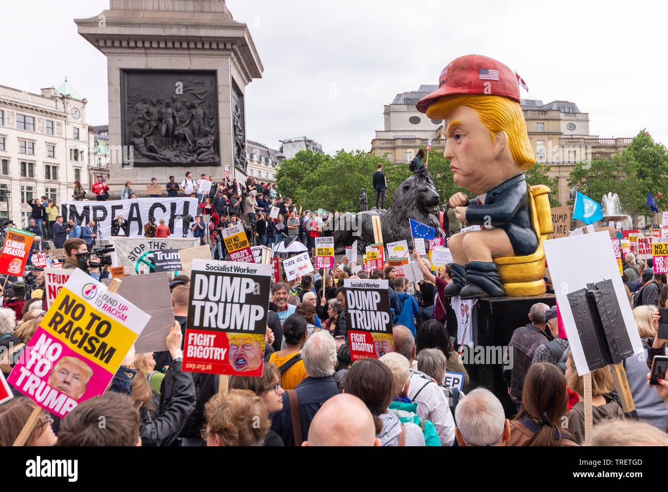 Die Demonstranten haben am Trafalgar Square, London, UK mit der Absicht protestieren gegen und stören Donald Trump Staatsbesuch in Großbritannien gesammelt. Ein Bildnis des Donald Trump twittern, während auf einer Toilette saß Prominente Stockfoto