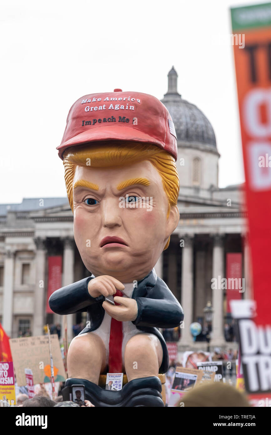 Die Demonstranten haben am Trafalgar Square, London, UK mit der Absicht protestieren gegen und stören Donald Trump Staatsbesuch in Großbritannien gesammelt. Ein Bildnis des Donald Trump twittern, während auf einer Toilette saß Prominente Stockfoto