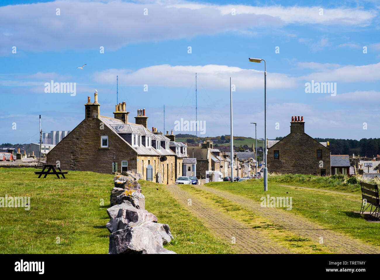 Traditionelle schottische Häuser auf Grant Street im historischen Dorf vom Strand gesehen. Burghead, Moray, Schottland, Großbritannien, Großbritannien Stockfoto