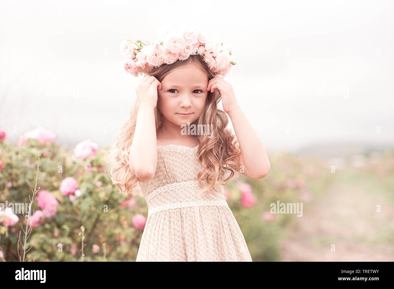Sommer Portrait Von Baby Madchen Tragen Trendige Kleidung Und Frisur Mit Rosen Im Freien Mit Blick Auf Die Kamera Stockfotografie Alamy