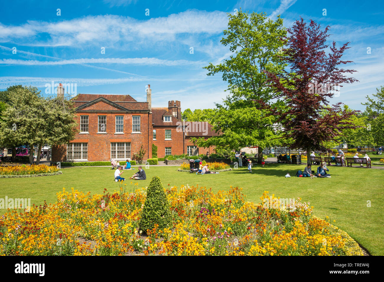 Abbey Gardens mit Abbey House, Winchester, Hampshire, England, Großbritannien Stockfoto