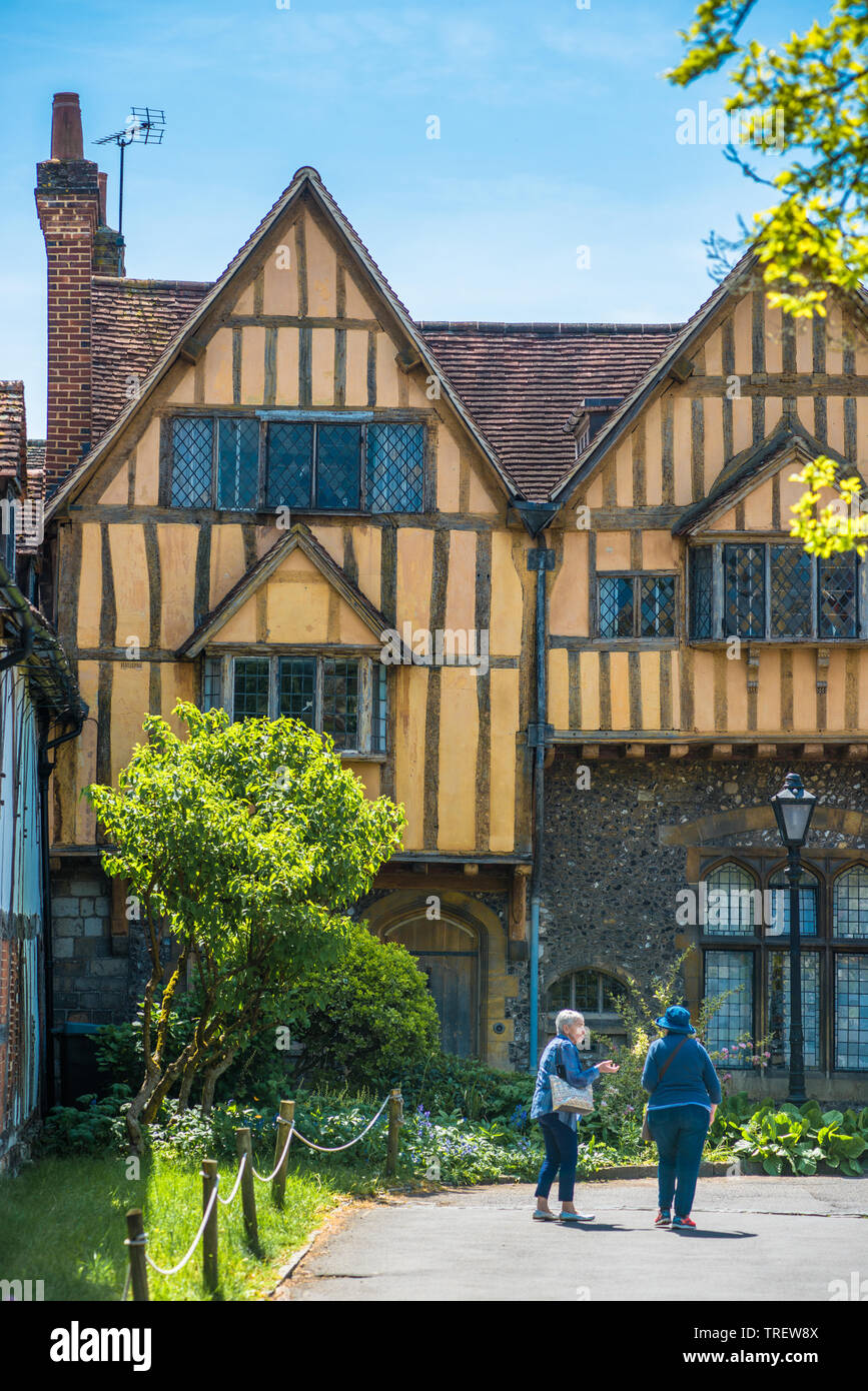 Tudor Holz gerahmt Gebäude neben dem Priorat Tor, Kathedrale, Winchester, Hampshire, England, Vereinigtes Königreich Stockfoto