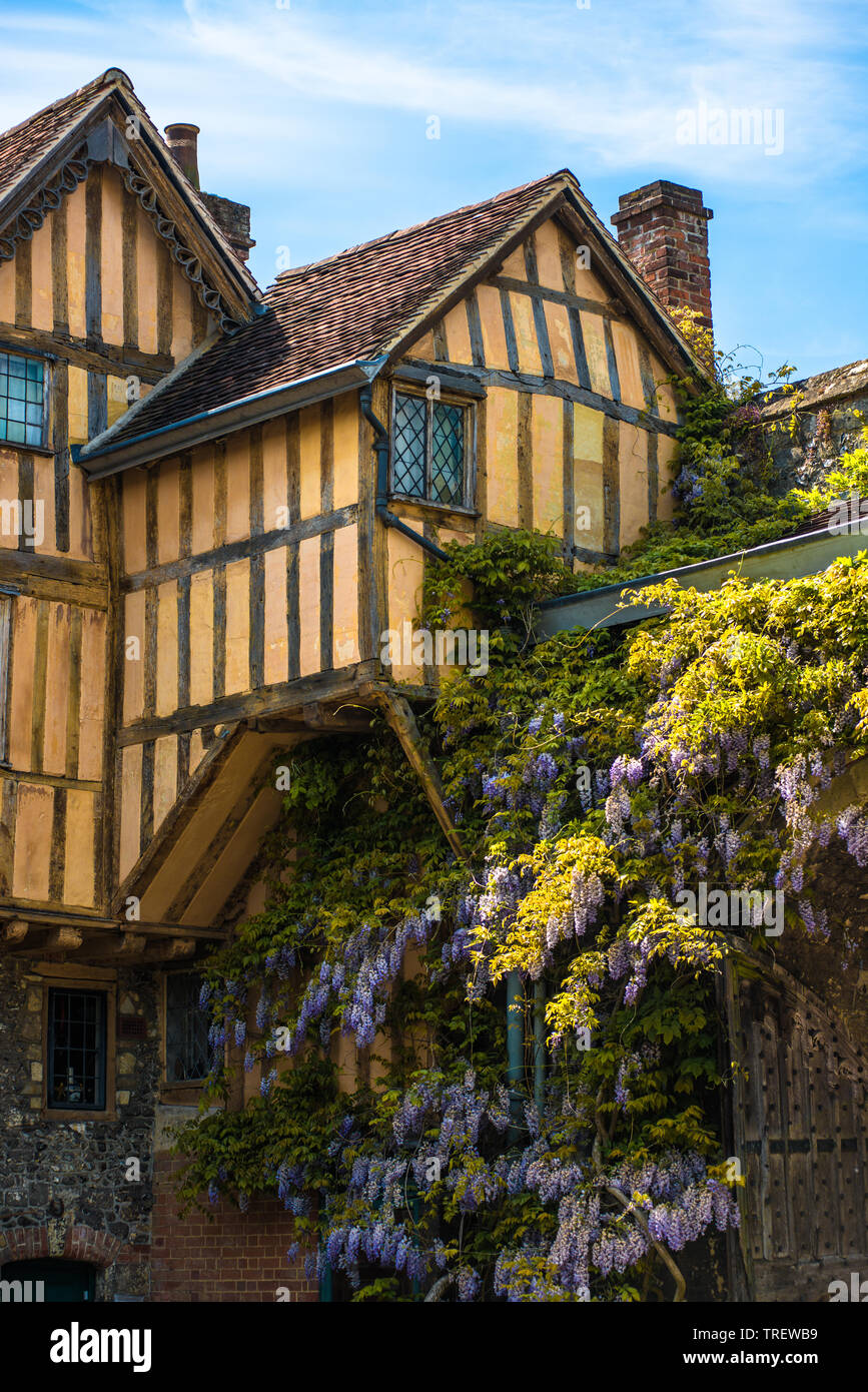 Tudor Holz gerahmt Gebäude neben dem Priorat Tor, Kathedrale, Winchester, Hampshire, England, Vereinigtes Königreich Stockfoto