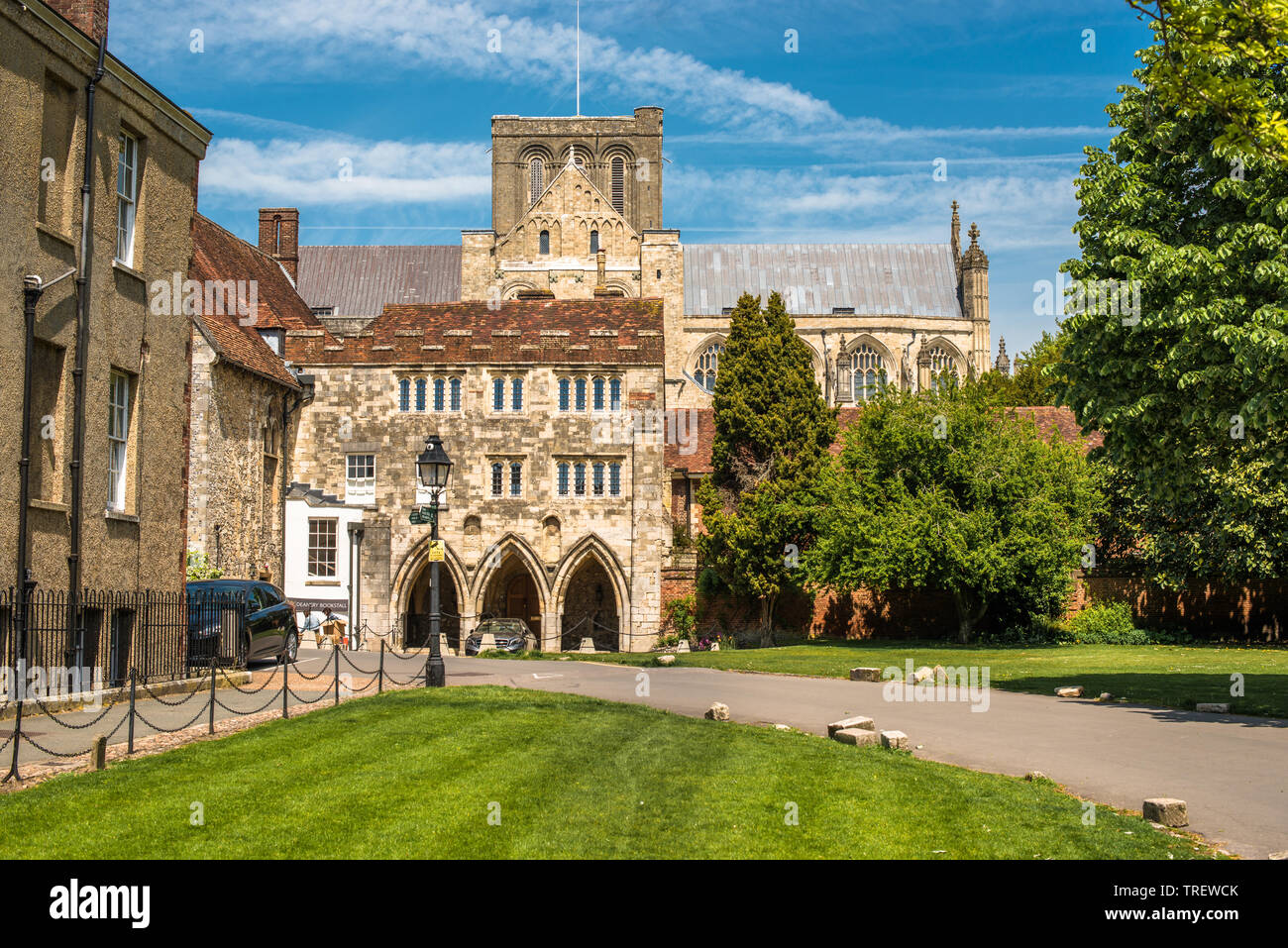 Kathedrale mit der Kathedrale auf der Rückseite. Winchester, Hampshire, England, UK. Stockfoto