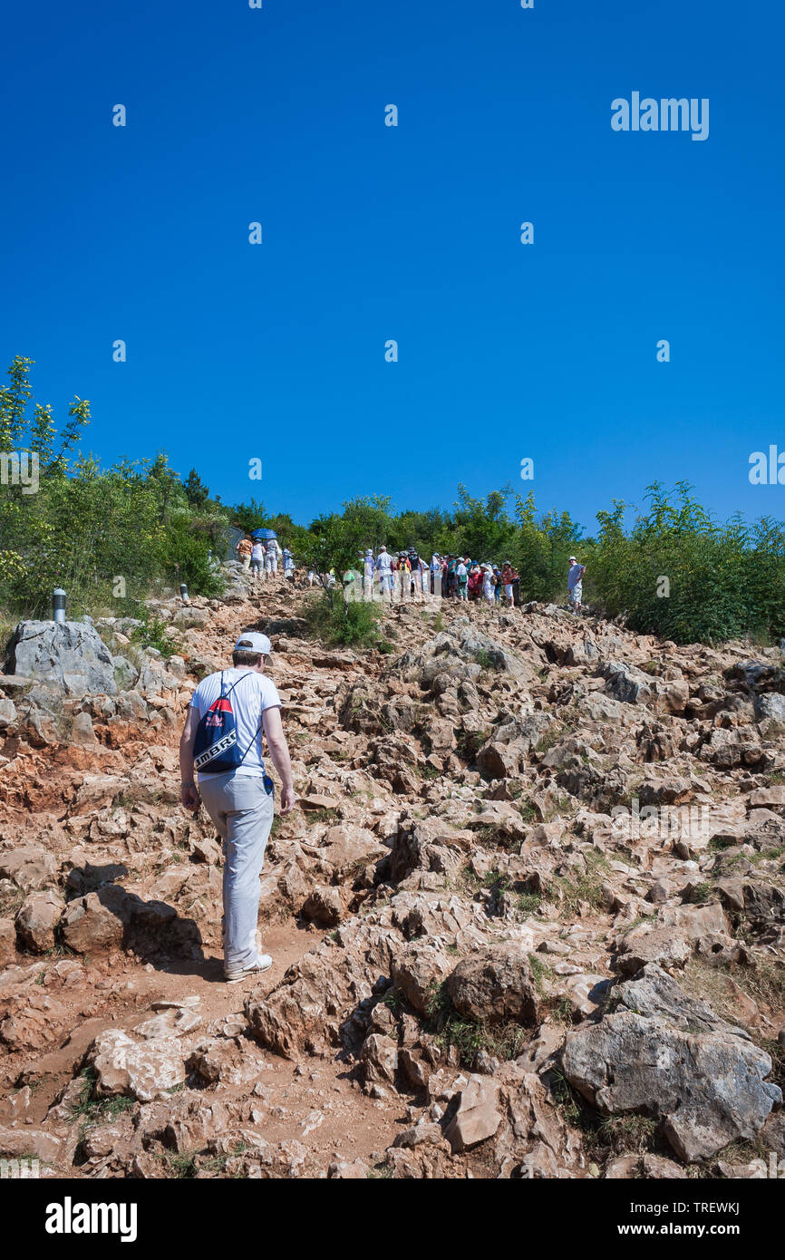 Medjugorje, Bosnien und Herzegowina - 6. Juli 2012: Pilger auf dem Berg der Erscheinung in Medjugorje, Bosnien und Herzegowina. Stockfoto