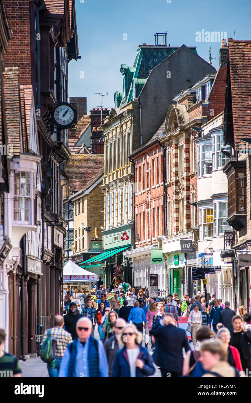 Winchester Hohe Str. im Zentrum der Stadt mit Käufern überfüllt. Hampshire. England. UK. Stockfoto