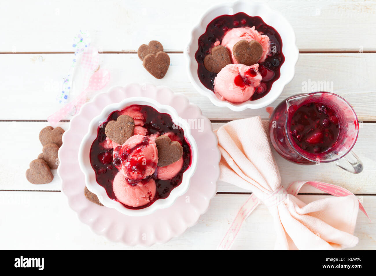 Tasse himbeer Eis mit einer fruchtigen Sauce Stockfoto