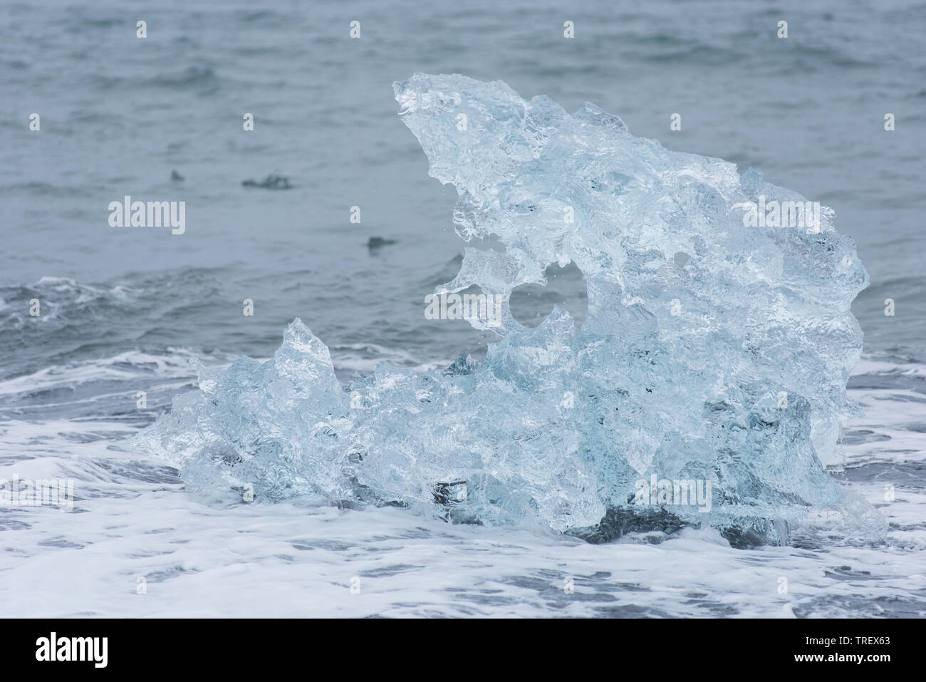 Diamond Beach in Island an der Atlantik Küste. Eisberge, die Gletscherlagune Jokulsarlon waschen oben auf Ufer füllen Stockfoto