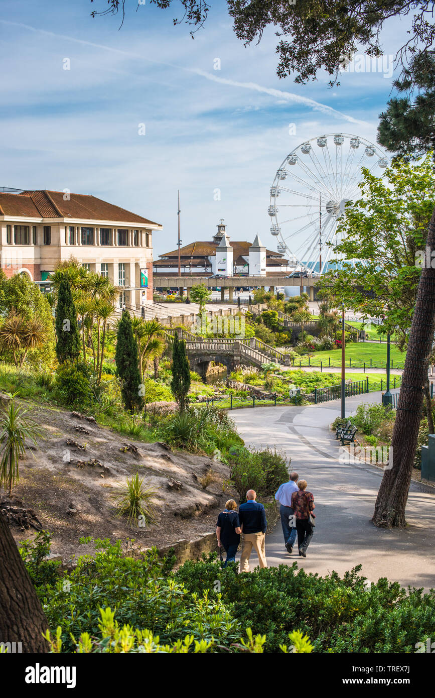 Die untere Gärten, die zum Strand von Bournemouth mit der Pier, großes Rad und Pavilion Theatre. Dorset, England, UK. Stockfoto