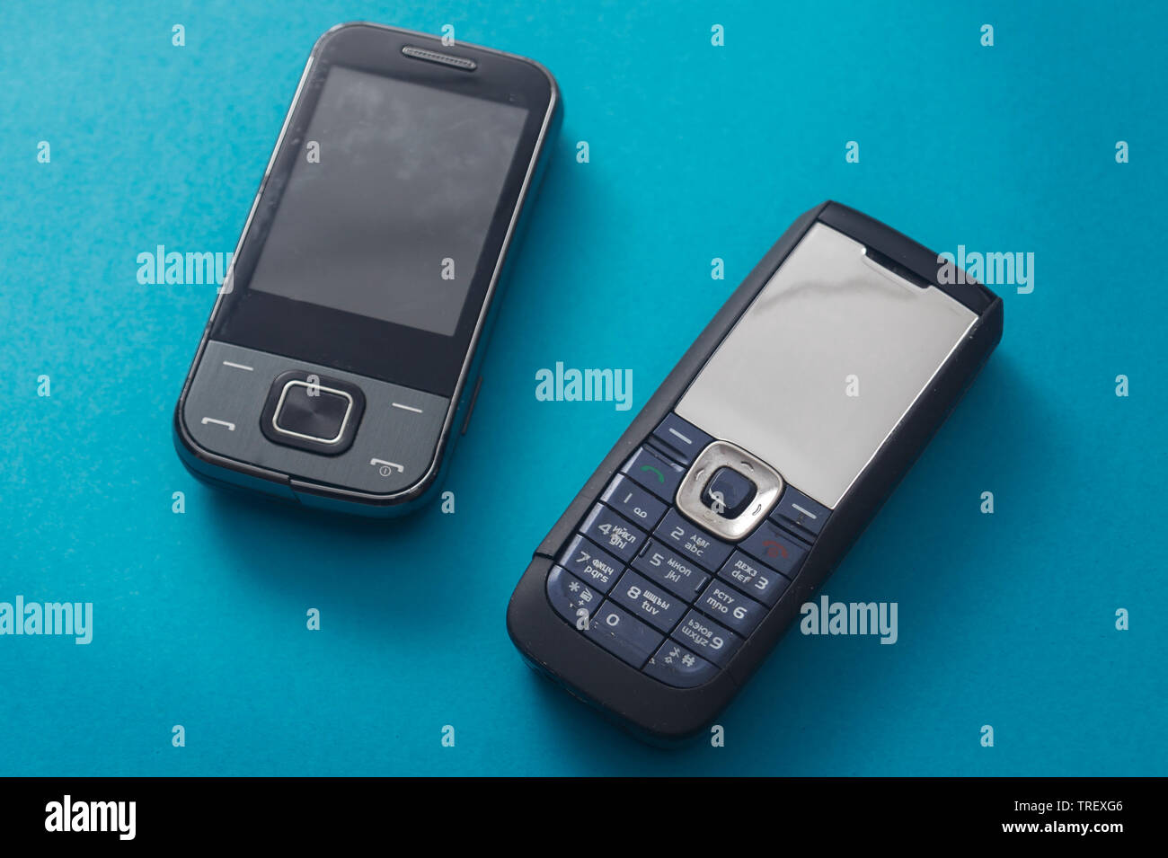 Alten retro Handys auf blauem Hintergrund, in der Nähe Stockfoto