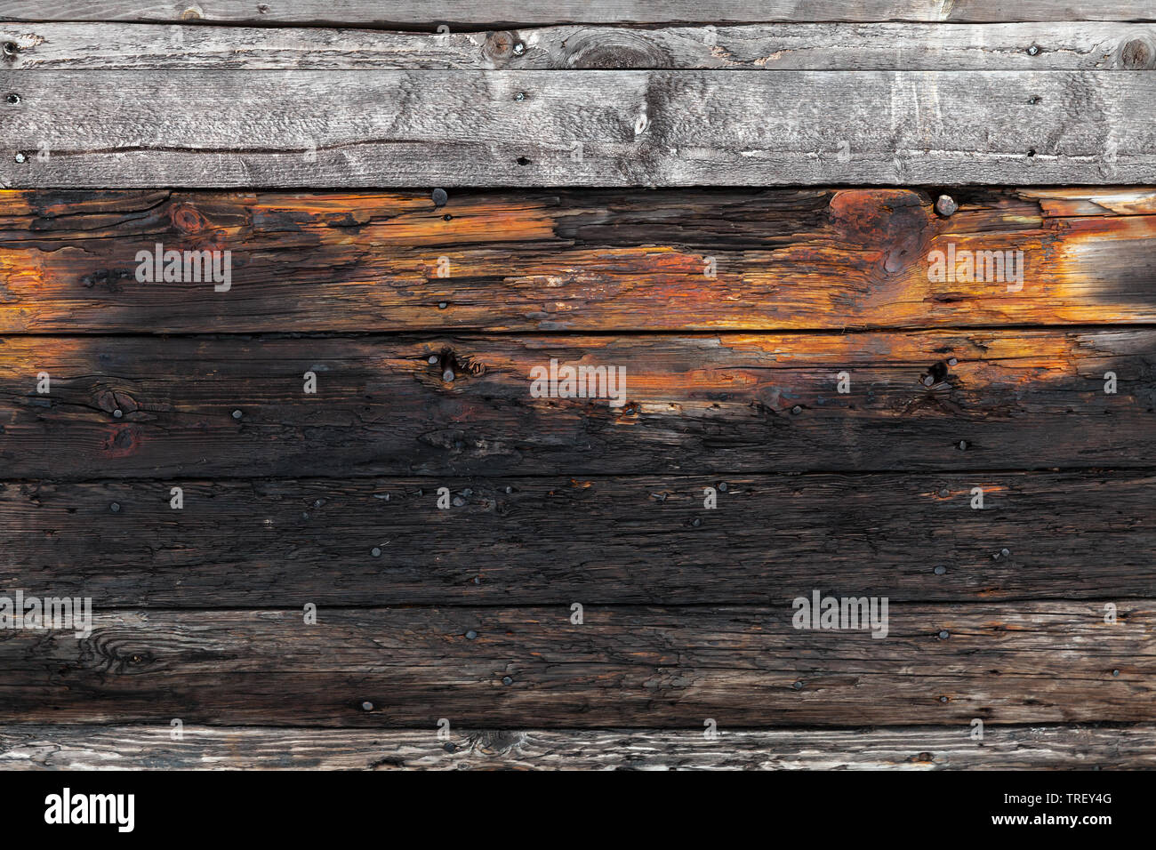 Raue Holzwand Hintergrund Textur, Nahaufnahme Foto von farblosen Wand mit schwarzen und roten Flecken Stockfoto