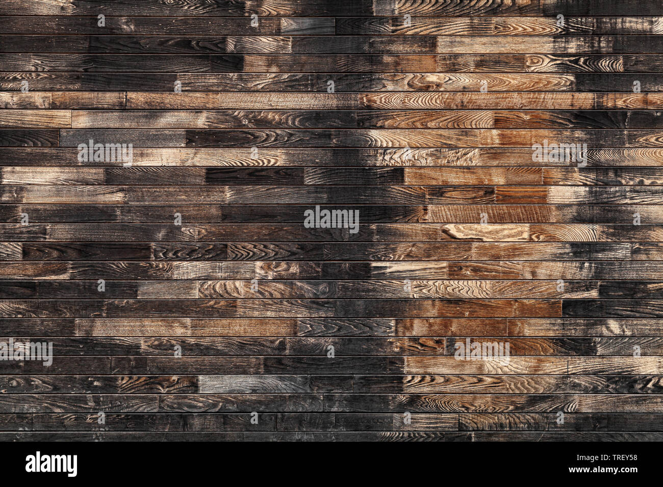 Grobe alte hölzerne Wand Hintergrund Textur, ungefärbte Planken mit schwarzen Bereichen Stockfoto