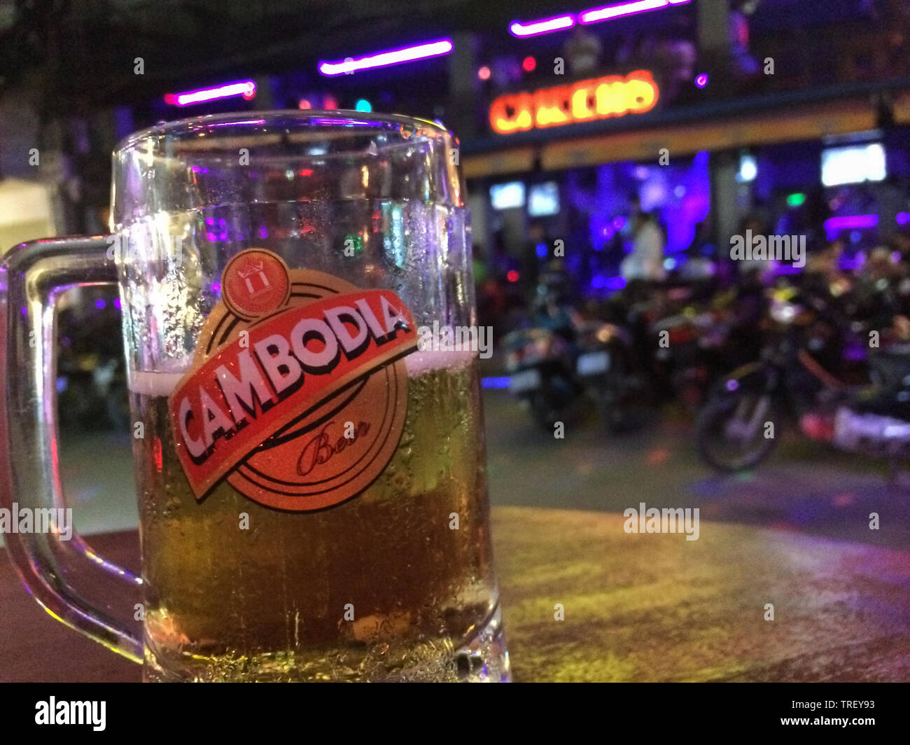 Nahaufnahme von einem Glas Kambodscha Bier im Pub Street mit einer unscharfen Nachtclub Hintergrund in Siem Reap, Kambodscha bei Nacht. Stockfoto