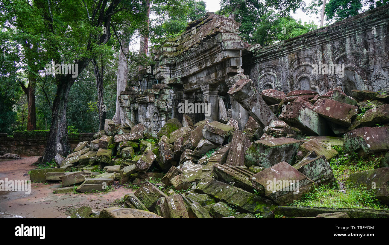 Architektonische Erbe von Ta Prohm antiken Tempel Komplex mit alten zerstreut Steine und Felsen ruiniert. (Angkor Wat, UNESCO, Siem Reap, Kambodscha). Stockfoto